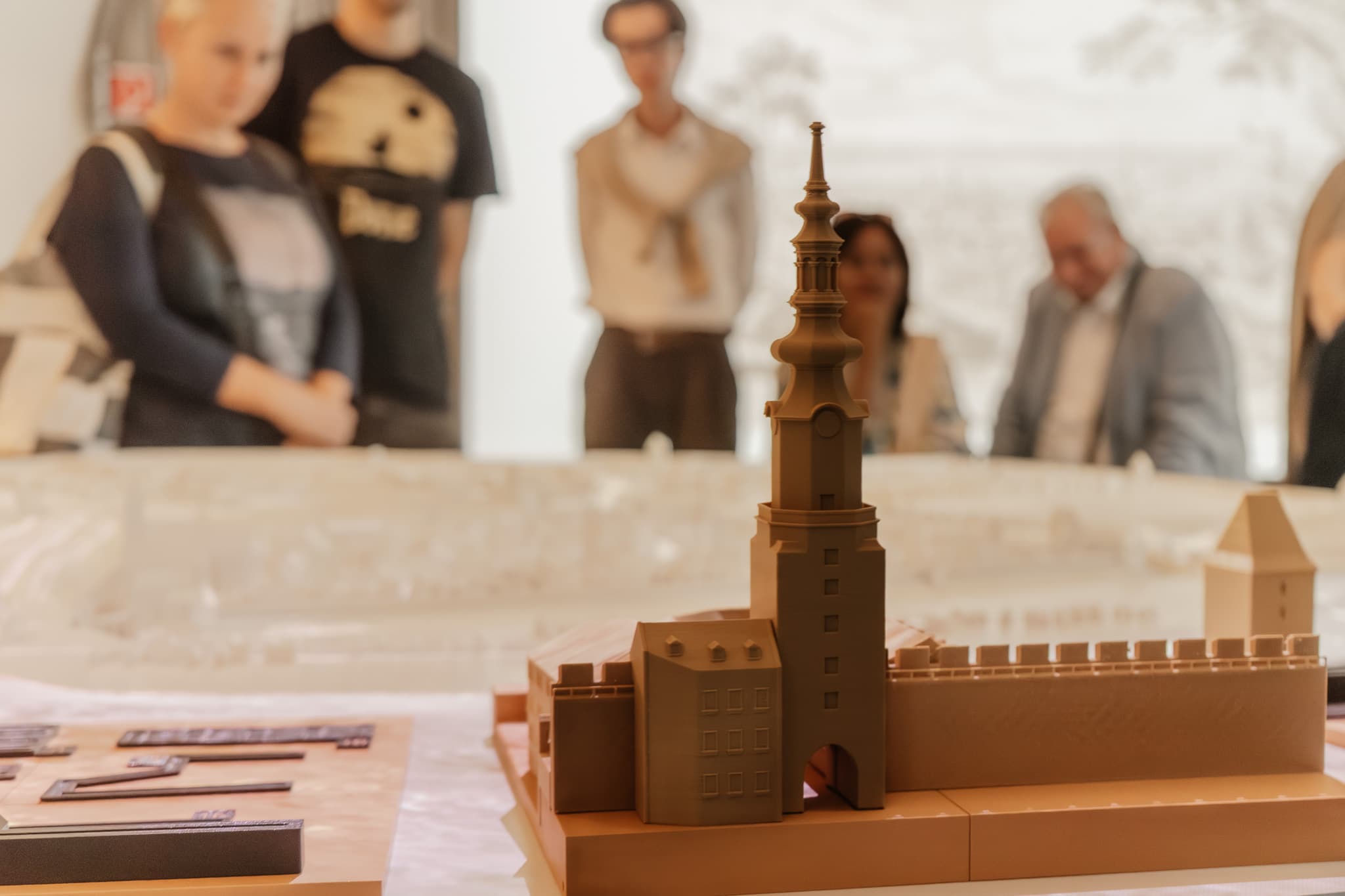 Pohľad na ľudí v expozícii v Lekárni U červeného raka